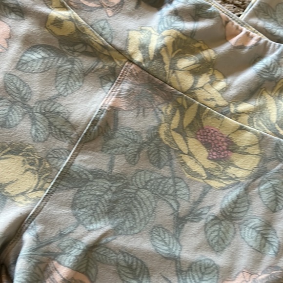 Lularoe grey with flower leggings - Picture 2 of 2